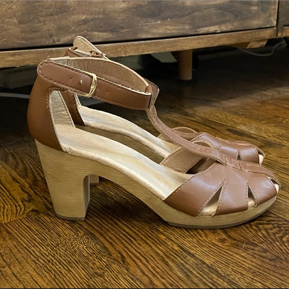 Old Navy heals. Women’s Size 9. Worn once. - Picture 2 of 2